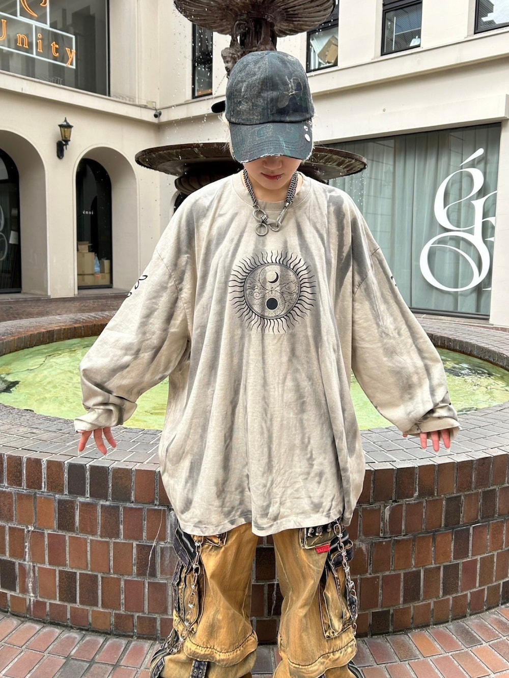 ベージュ系のTシャツ/カットソー、ブラック系のブーツを着用したレディースの秋コーディネートの4枚目の写真