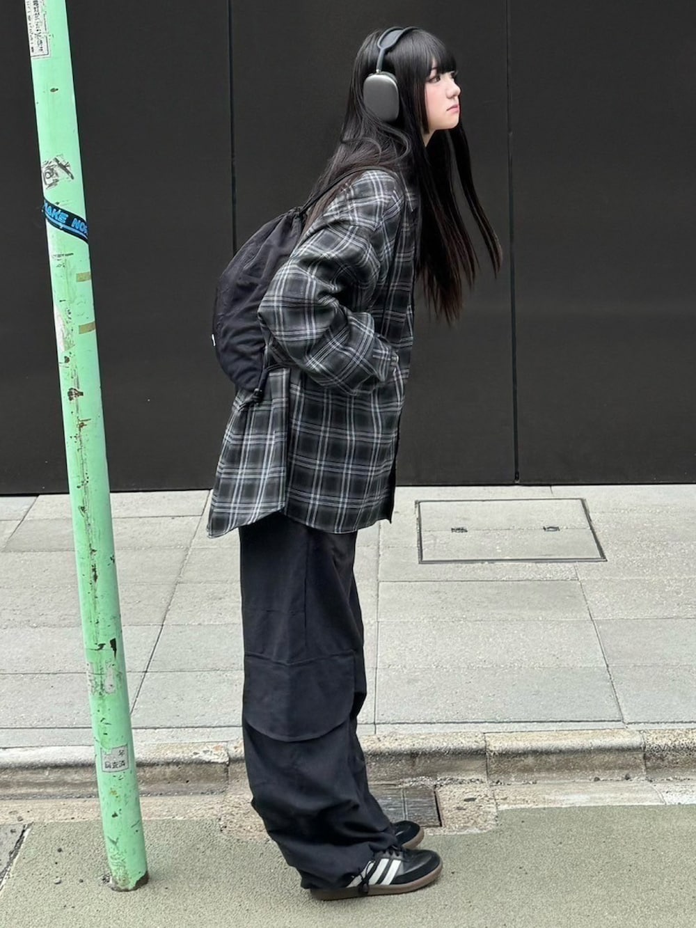 ブラック系のシャツ/ブラウスを着用したレディースの春コーディネートの2枚目の写真