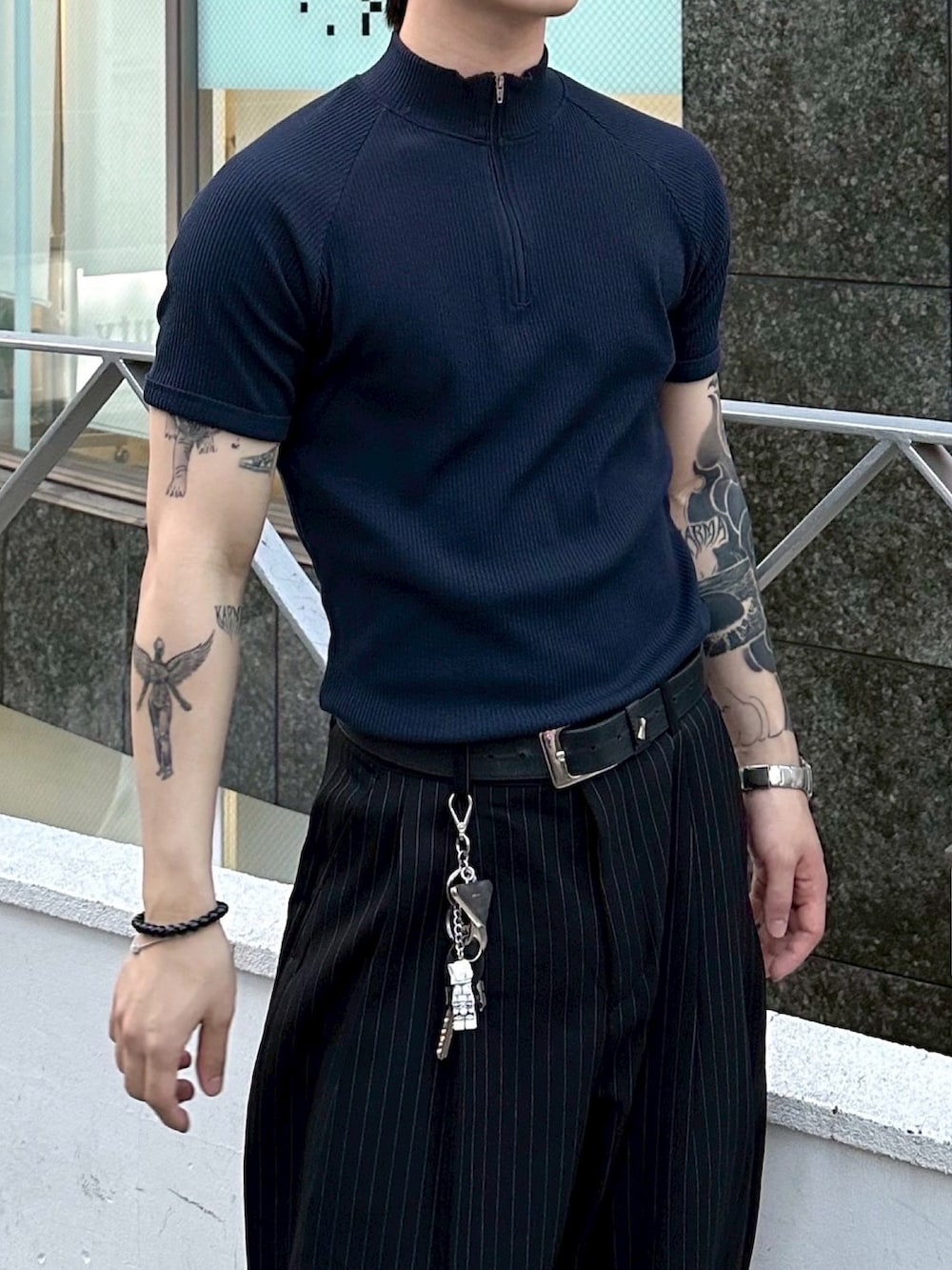 ブルー系のTシャツ/カットソーを着用したメンズの秋コーディネートの2枚目の写真