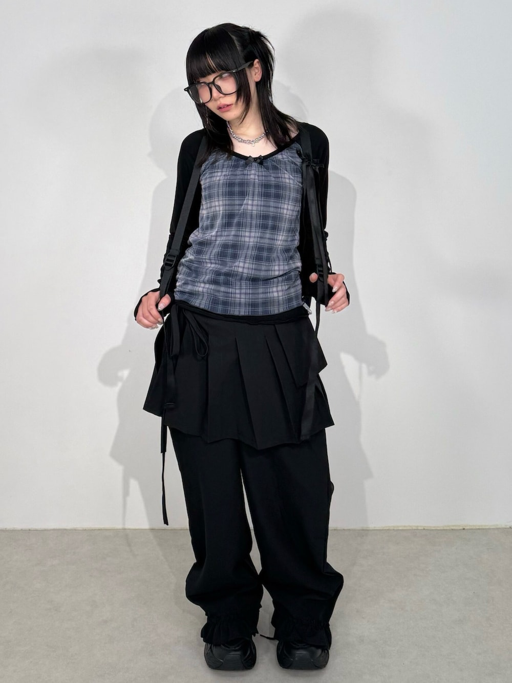 ブラック系のTシャツ/カットソー、ブルー系のバックパック/リュックを着用したレディースの夏コーディネートの3枚目の写真