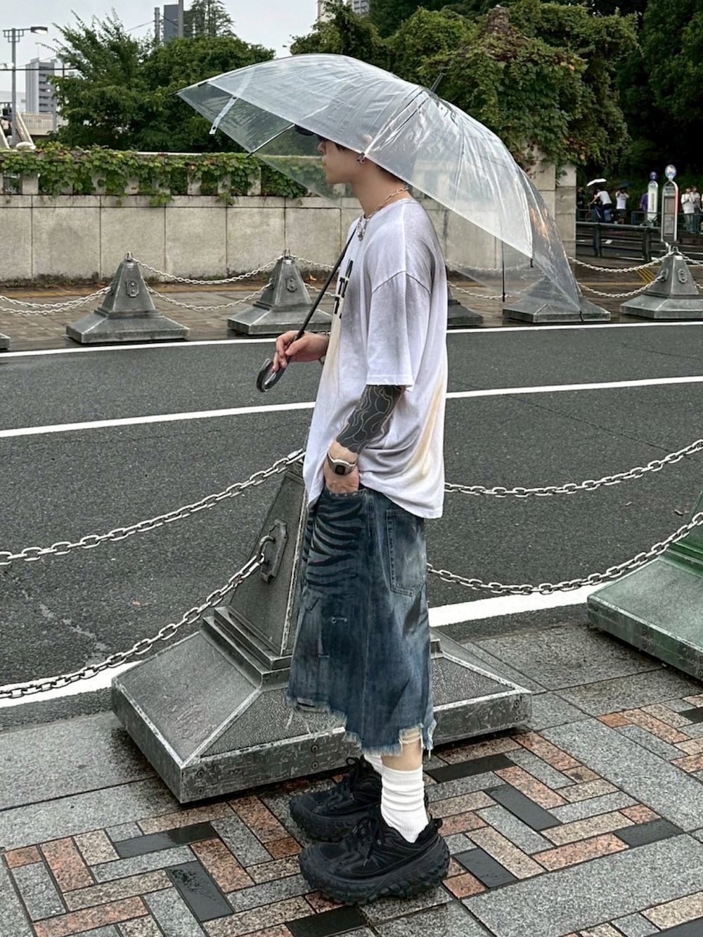 ホワイト系のTシャツ/カットソー、ブルー系のデニムパンツを着用したメンズの秋コーディネートの2枚目の写真