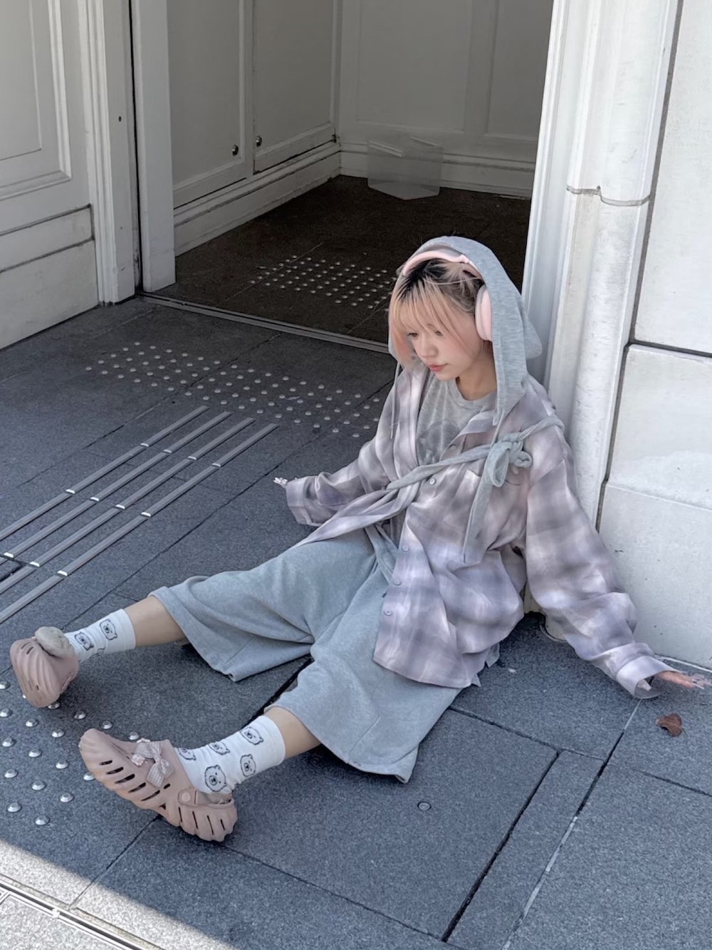 ピンク系のシャツ/ブラウスを着用したレディースの冬コーディネートの4枚目の写真