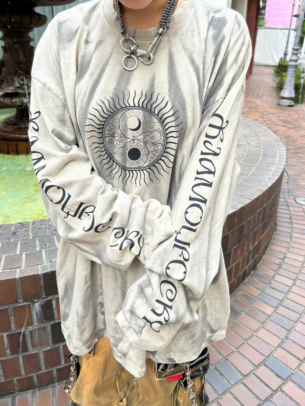 ベージュ系のTシャツ/カットソー、ブラック系のブーツを着用したレディースの秋コーディネートの5枚目の写真