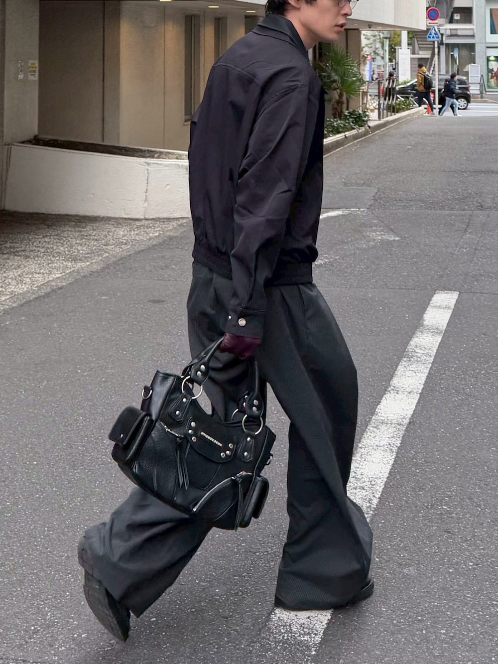 ブラック系のブルゾンを着用したメンズの冬コーディネートの3枚目の写真