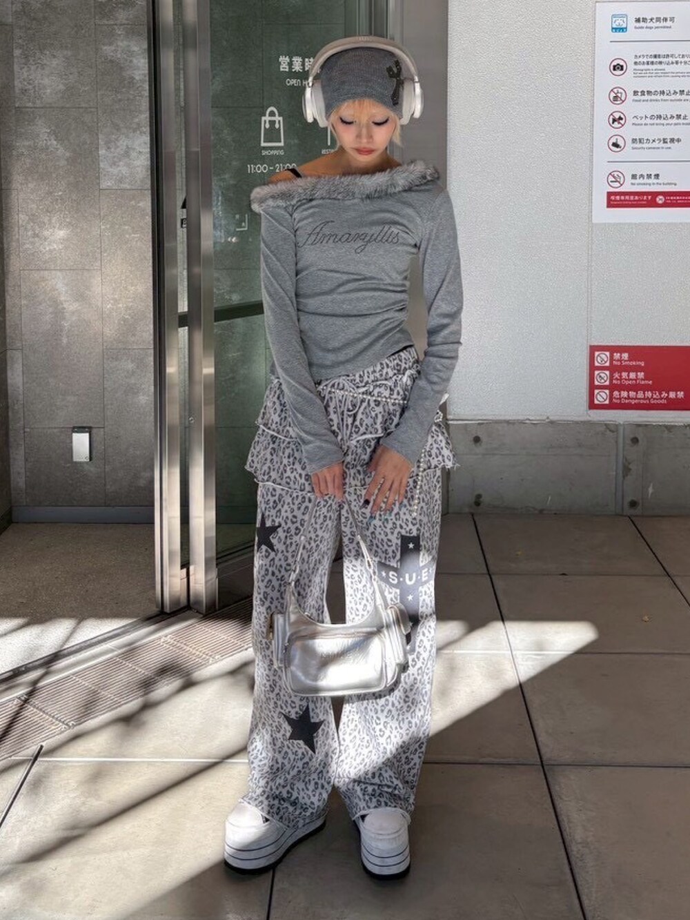 グレー系のスウェットパンツ、グレー系のTシャツ/カットソー、グレー系のニットキャップ/ビーニーを着用したレディースの秋コーディネートの3枚目の写真