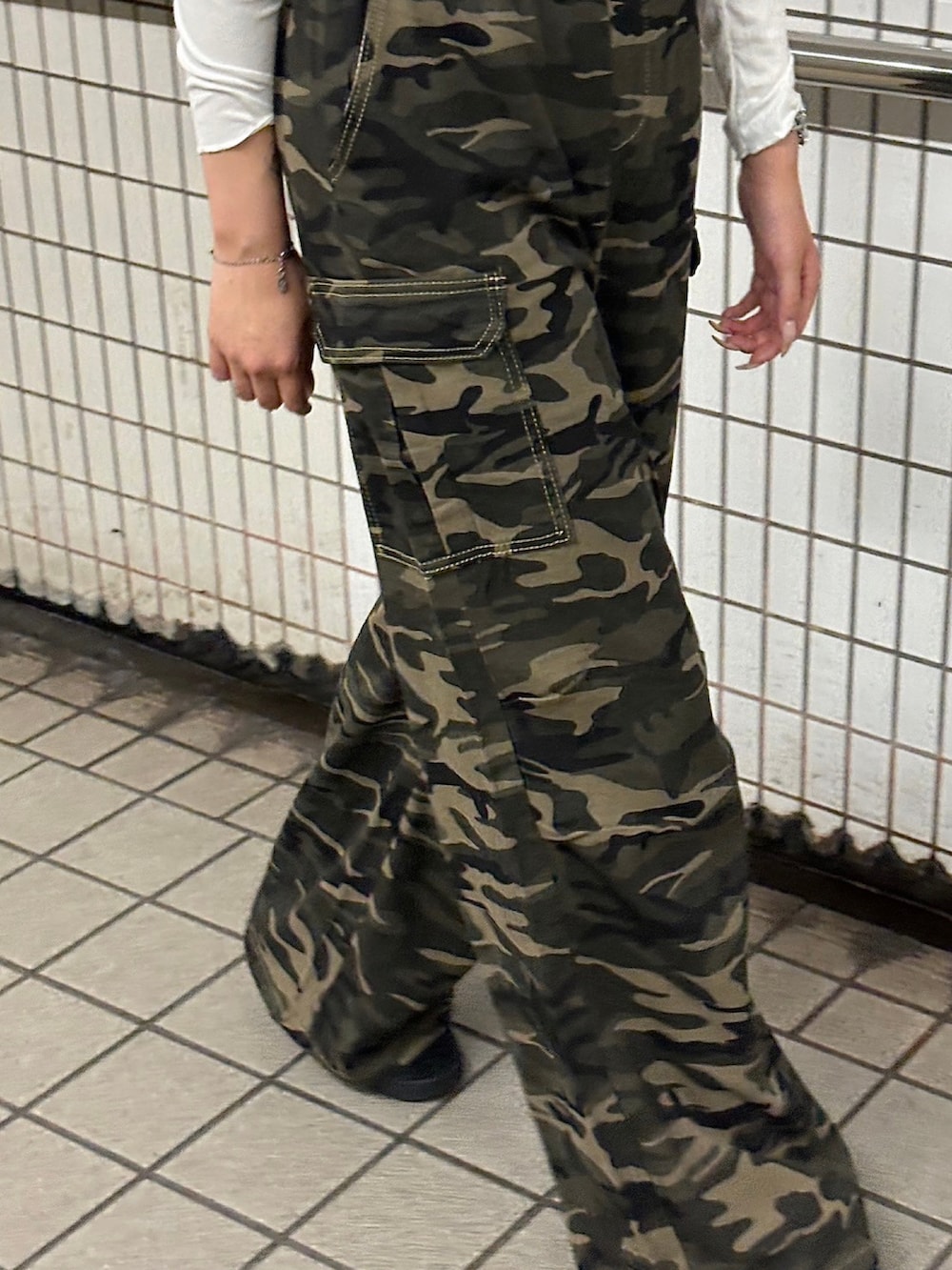 「カモフラ、迷彩、カーゴパンツ、ロンT、Tシャツ、カーキ、シンプルスタイル、オトナ女子、オトナカジュアル、お出かけコーデ、今日のコーデ、秋カラー、韓国ファッション、プチプラ、スニーカー」｜「Chikashitsu +のストリートファッション Chikashitsu + OaKS チカシツプラスオークス camo cargo wide pants カモ柄カーゴパンツ ワイドカーゴパンツ 迷彩カーゴパンツ カモフラパンツ ワイドパンツ 韓国ファッション 韓国 ストリート Y2K（カーゴパンツ、グリーン系）」を使った、Never mind the XU / Chikashitsu+さん（レディース・170cm）の秋コーディネートの3枚目の写真
