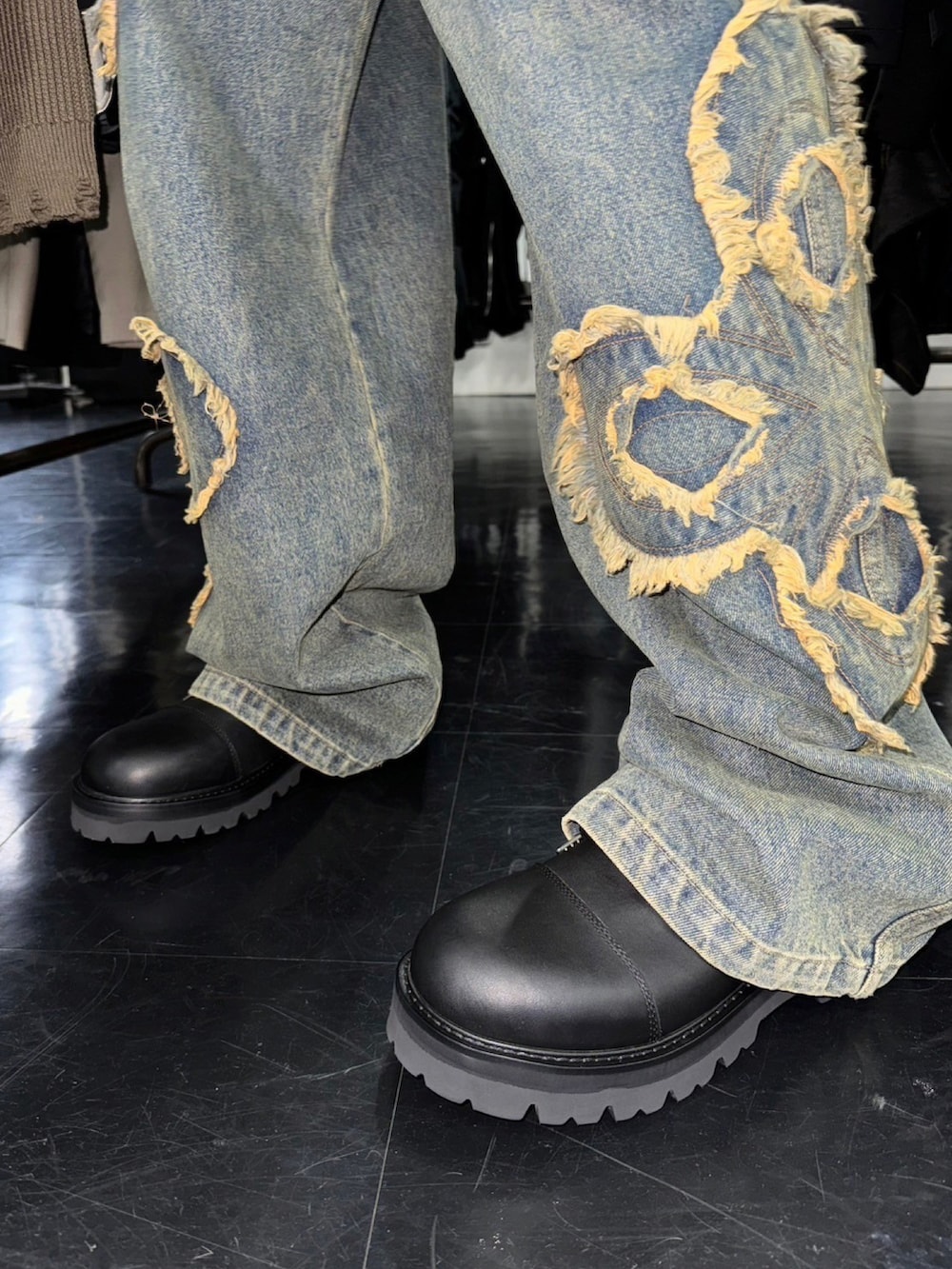 ブルー系のデニムパンツ、ブラック系のブルゾン、ブラウン系のハットを着用したメンズの秋コーディネートの3枚目の写真