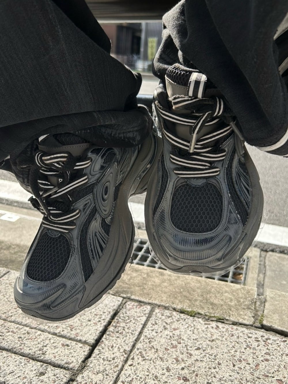 ブラック系のパーカー、グレー系のTシャツ/カットソー、グレー系のスニーカーを着用したレディースの秋コーディネートの5枚目の写真