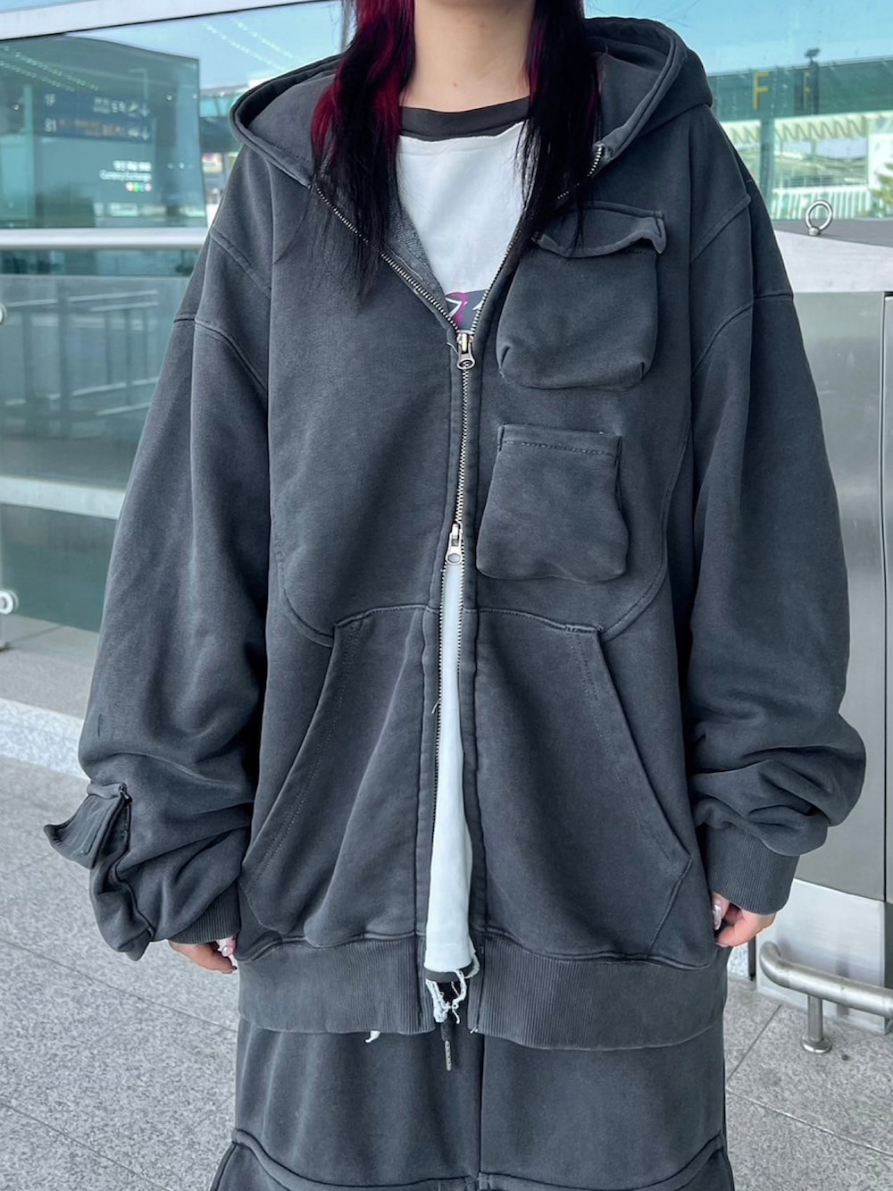 グレー系のスウェットパンツ、グレー系のパーカーを着用したレディースの春コーディネートの5枚目の写真