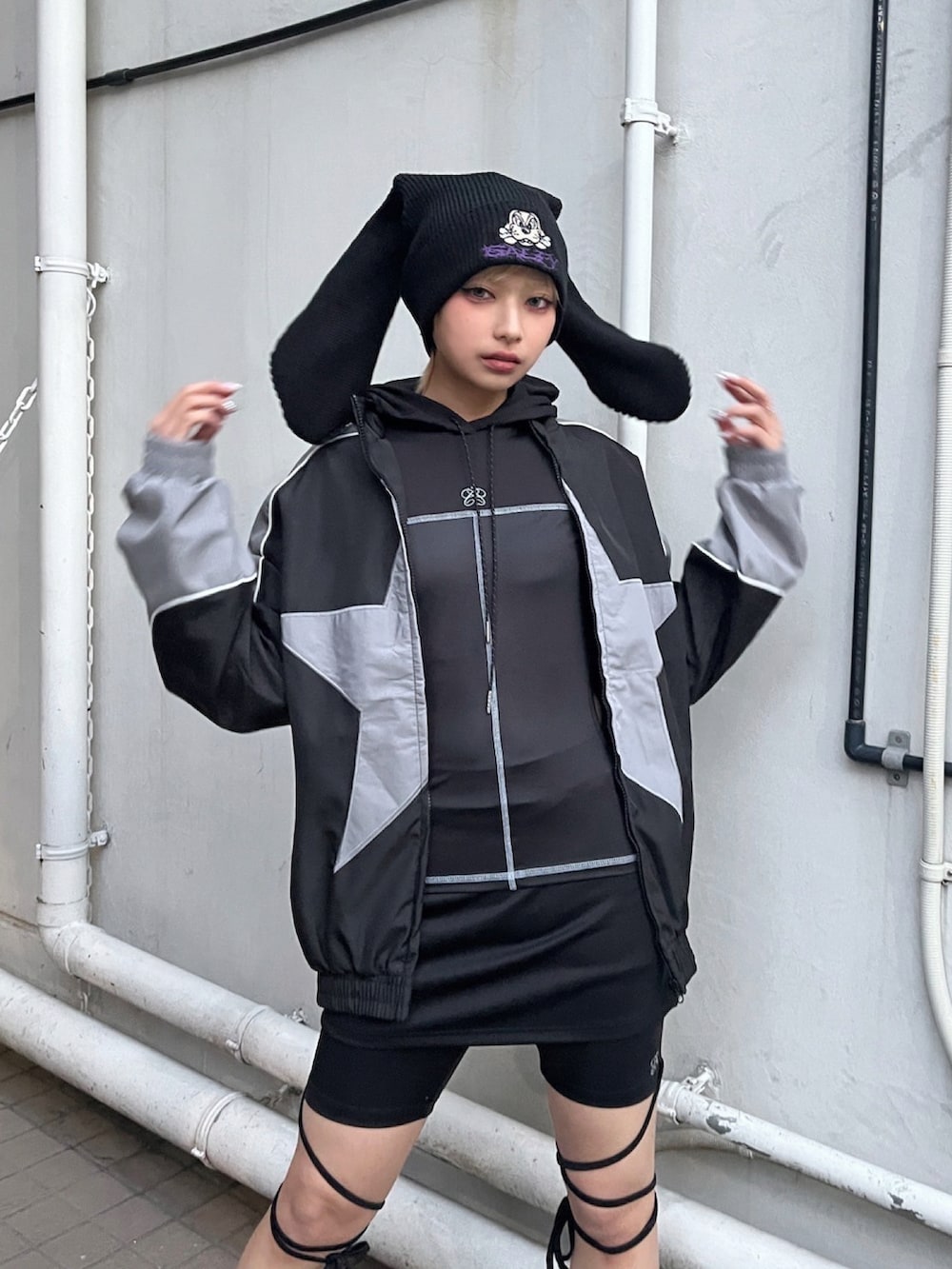 ブラック系のスニーカー、ブラック系のブルゾン、ブラック系のニットキャップ/ビーニーを着用したレディースの秋コーディネートの5枚目の写真