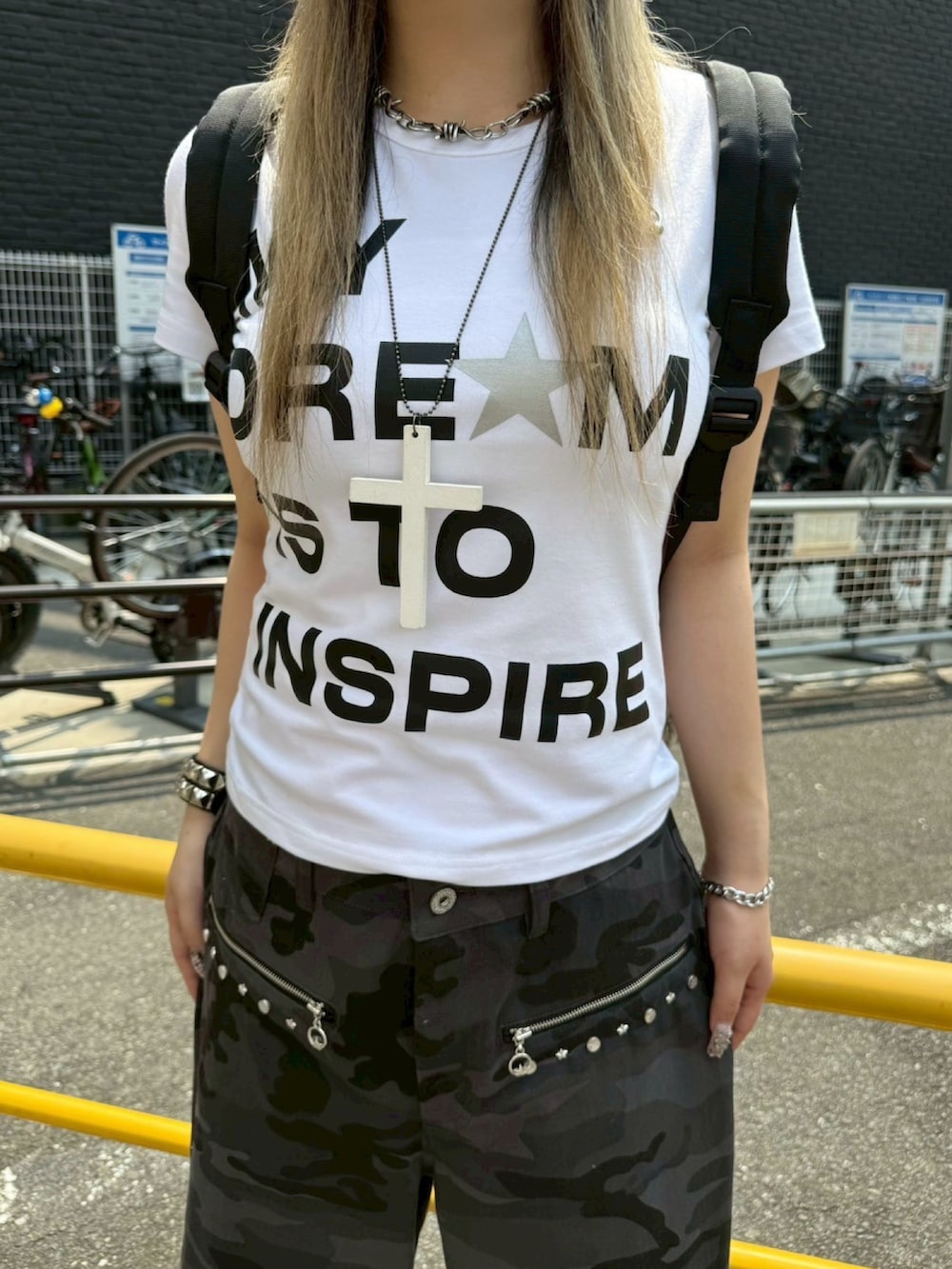 ホワイト系のTシャツ/カットソー、ブラック系のニットキャップ/ビーニー、ホワイト系のネックレスを着用したレディースの夏コーディネートの4枚目の写真