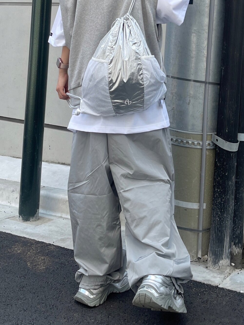 ホワイト系のTシャツ/カットソー、グレー系のキャップを着用したレディースの春コーディネートの4枚目の写真