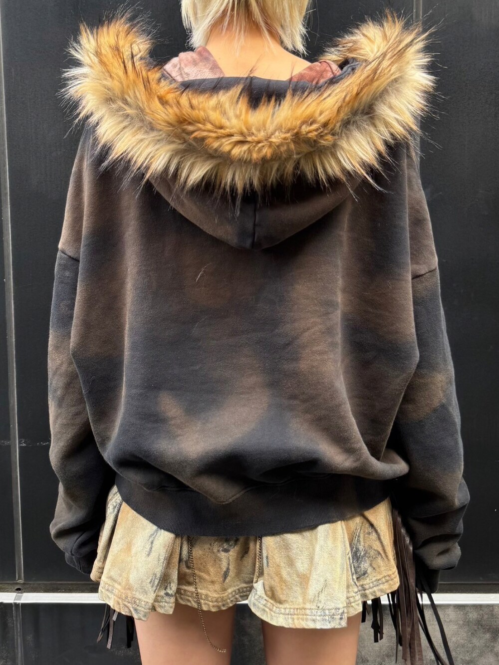 ブラウン系のパーカーを着用したレディースの冬コーディネートの5枚目の写真