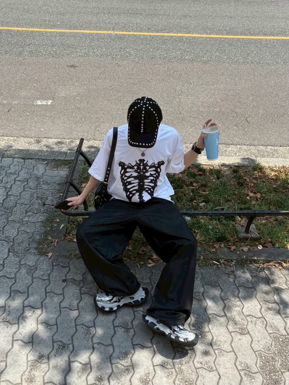 ホワイト系のTシャツ/カットソー、ブラック系のキャップを着用したメンズの冬コーディネートの3枚目の写真