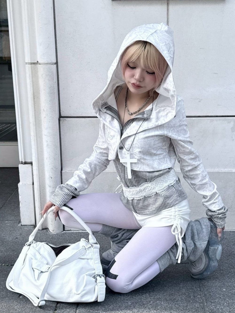 ホワイト系のカーディガン/ボレロ、ホワイト系のネックレスを着用したレディースの春コーディネートの2枚目の写真