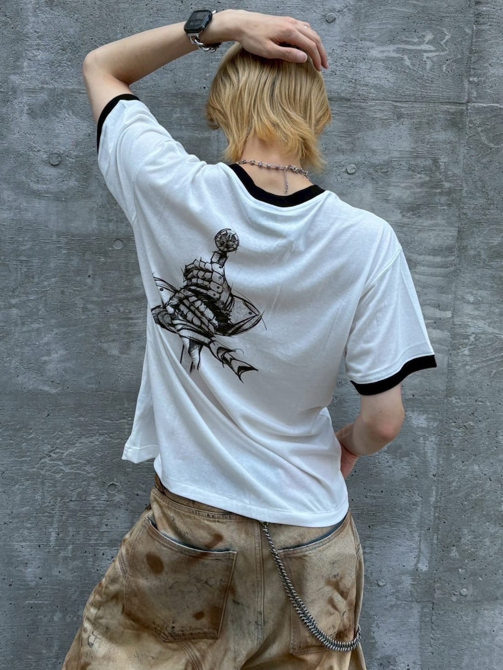 ブラック系のスニーカーを着用したメンズの夏コーディネートの4枚目の写真