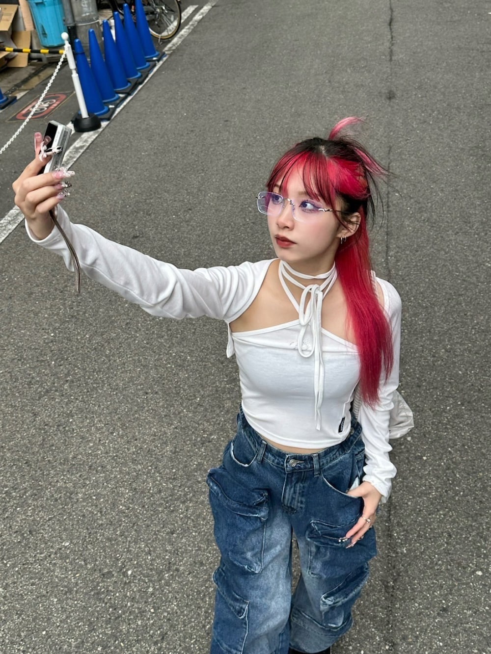 ホワイト系のカーディガン/ボレロ、ブルー系のデニムパンツを着用したレディースの春コーディネートの4枚目の写真