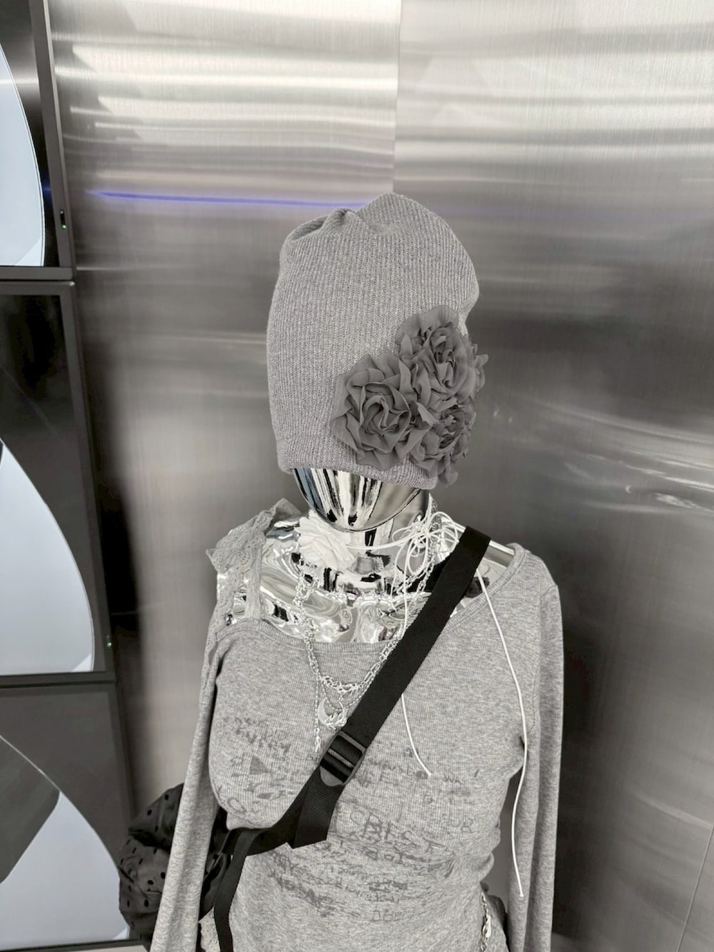 グレー系のバックパック/リュック、グレー系のスカートを着用したレディースの秋コーディネートの2枚目の写真