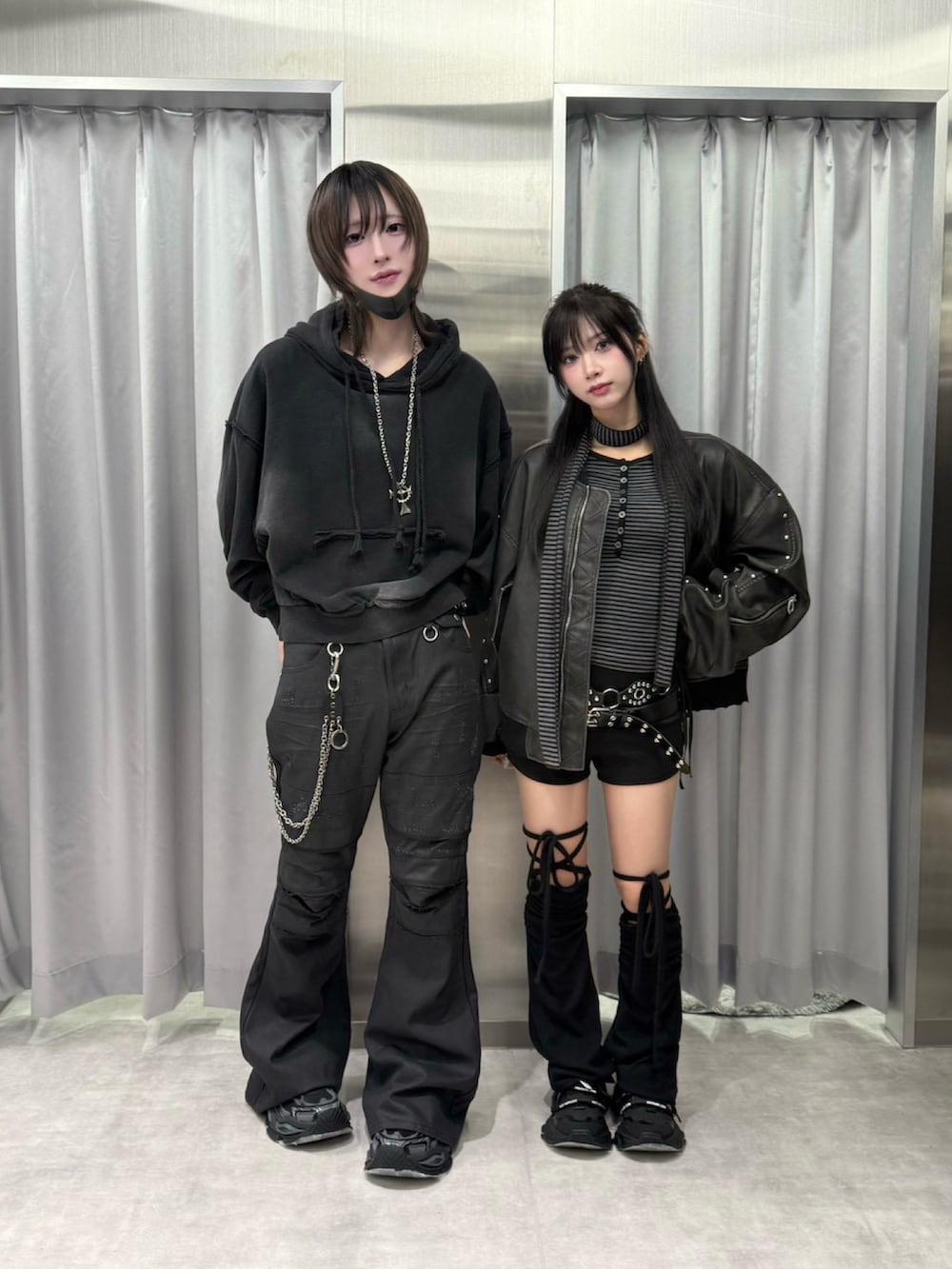 ブラック系のその他パンツ、ブラック系のMA-1、ブラック系のTシャツ/カットソーを着用したメンズの秋コーディネートの4枚目の写真