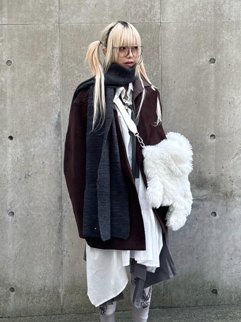 ホワイト系のショルダーバッグを着用したレディースの秋コーディネートの3枚目の写真