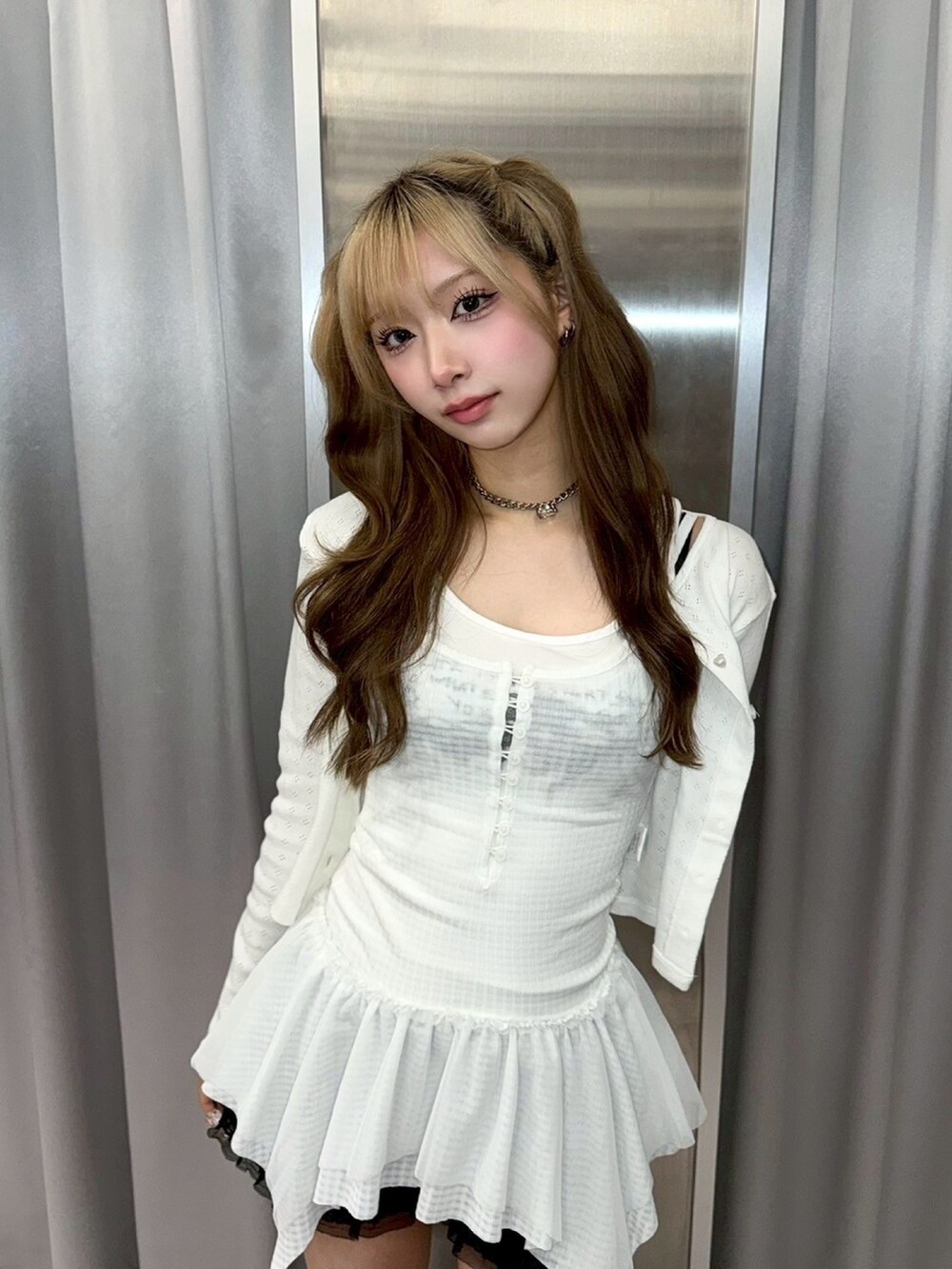 ホワイト系のカーディガン/ボレロ、ホワイト系のチュニックを着用したレディースの夏コーディネートの2枚目の写真