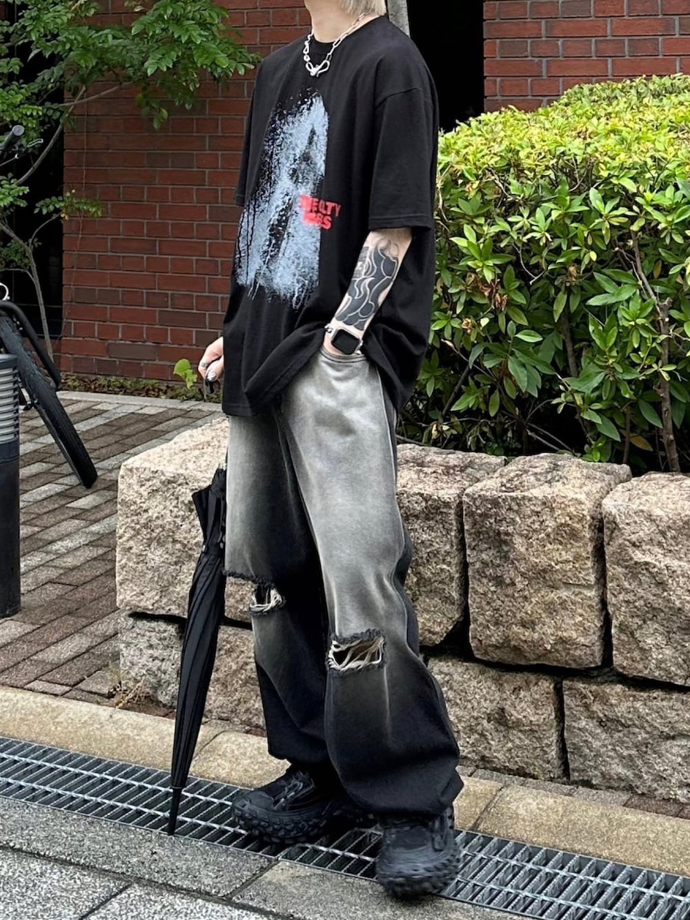 ブラック系のデニムパンツ、ブラック系のTシャツ/カットソーを着用したメンズの夏コーディネートの4枚目の写真