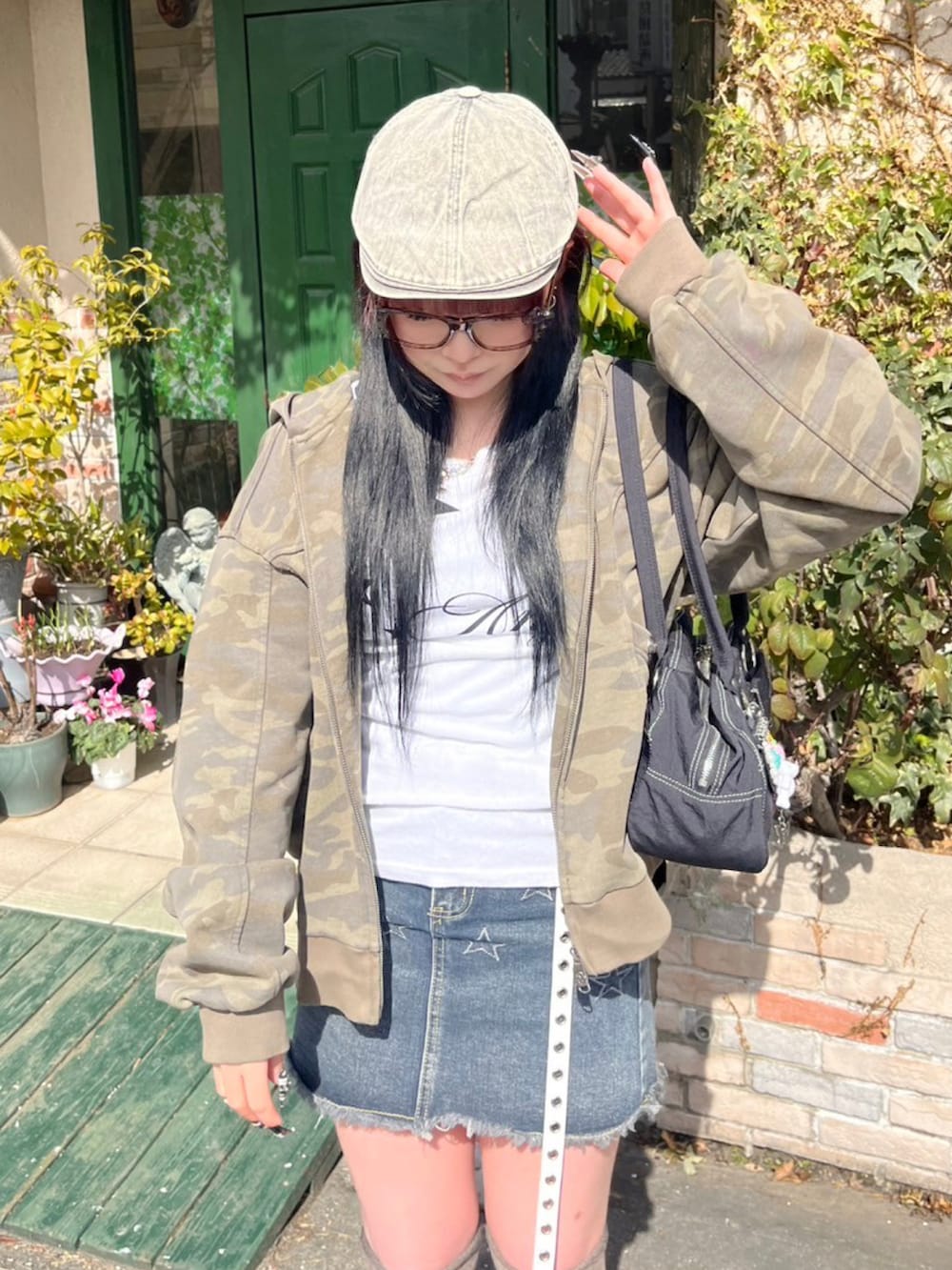 ホワイト系のTシャツ/カットソー、ブラック系のハンドバッグ、ベージュ系のレッグウォーマーを着用したレディースの冬コーディネートの5枚目の写真