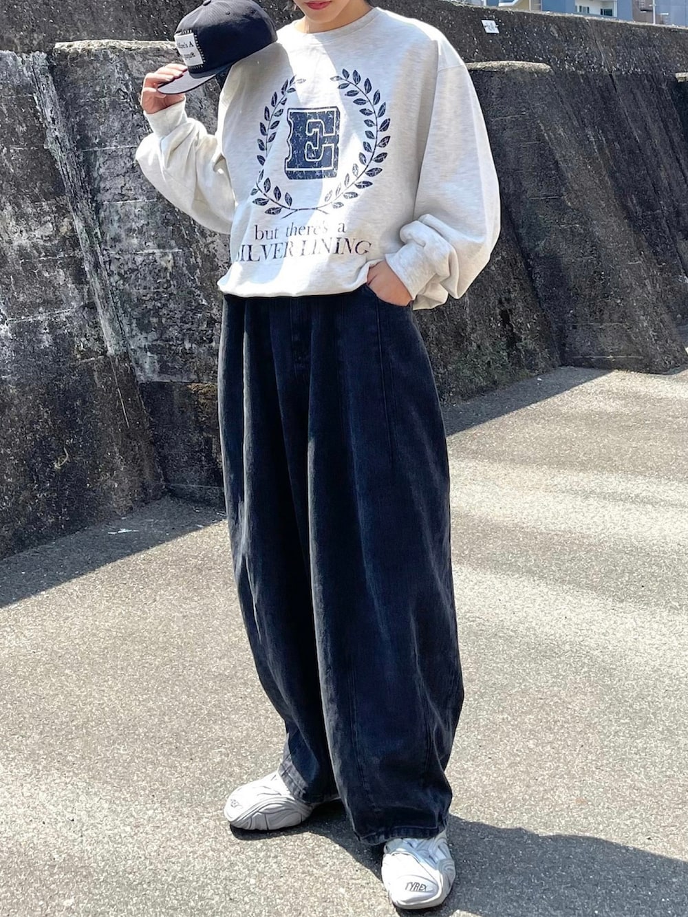 グレー系のスウェット、ブラック系のキャップを着用したメンズの春コーディネートの2枚目の写真