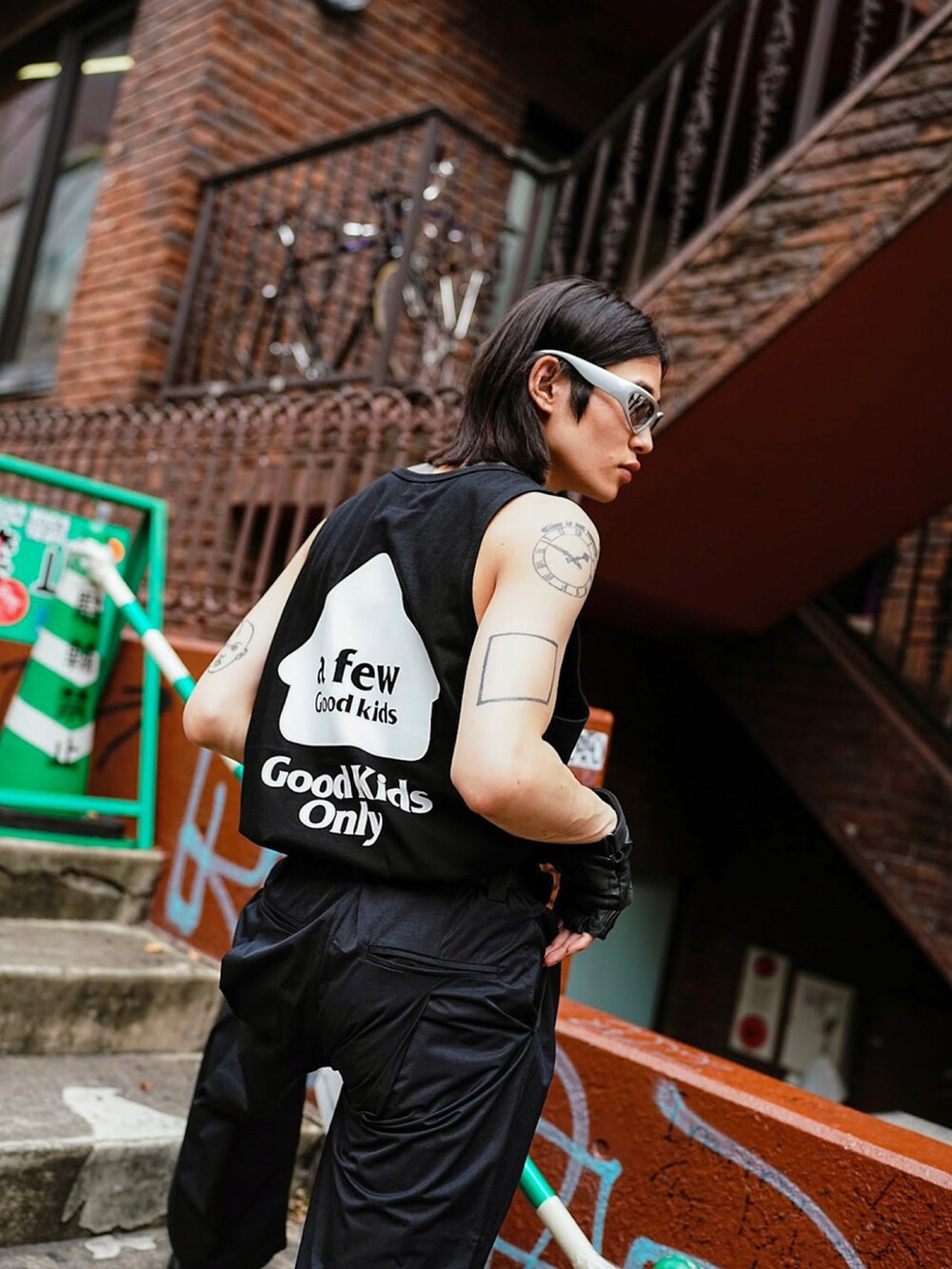 ブラック系のその他パンツ、ブラック系のベストを着用したメンズの夏コーディネートの2枚目の写真