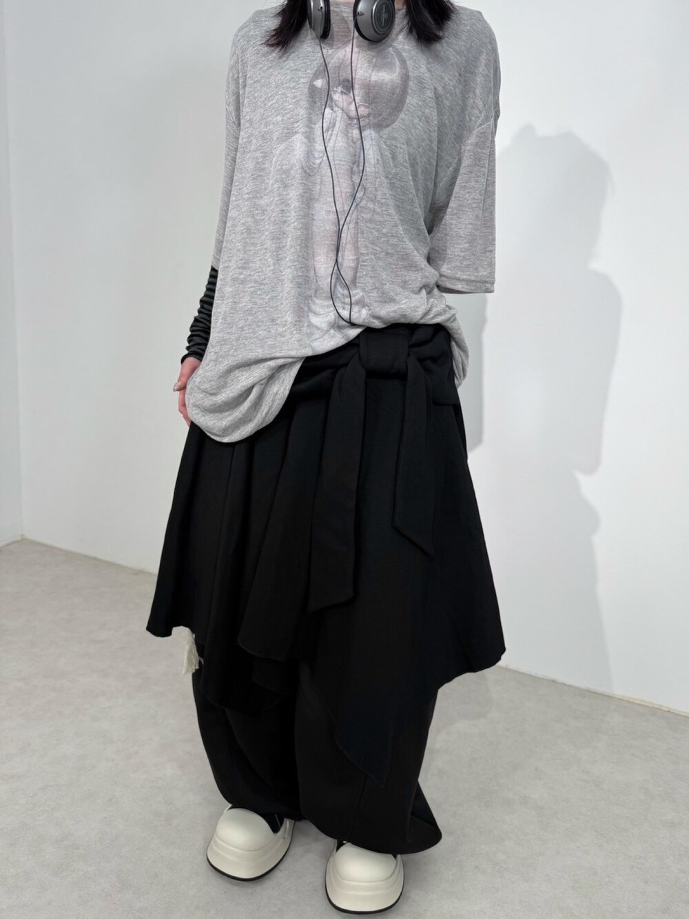 グレー系のTシャツ/カットソー、ブラック系のスウェットパンツを着用したレディースの夏コーディネートの2枚目の写真