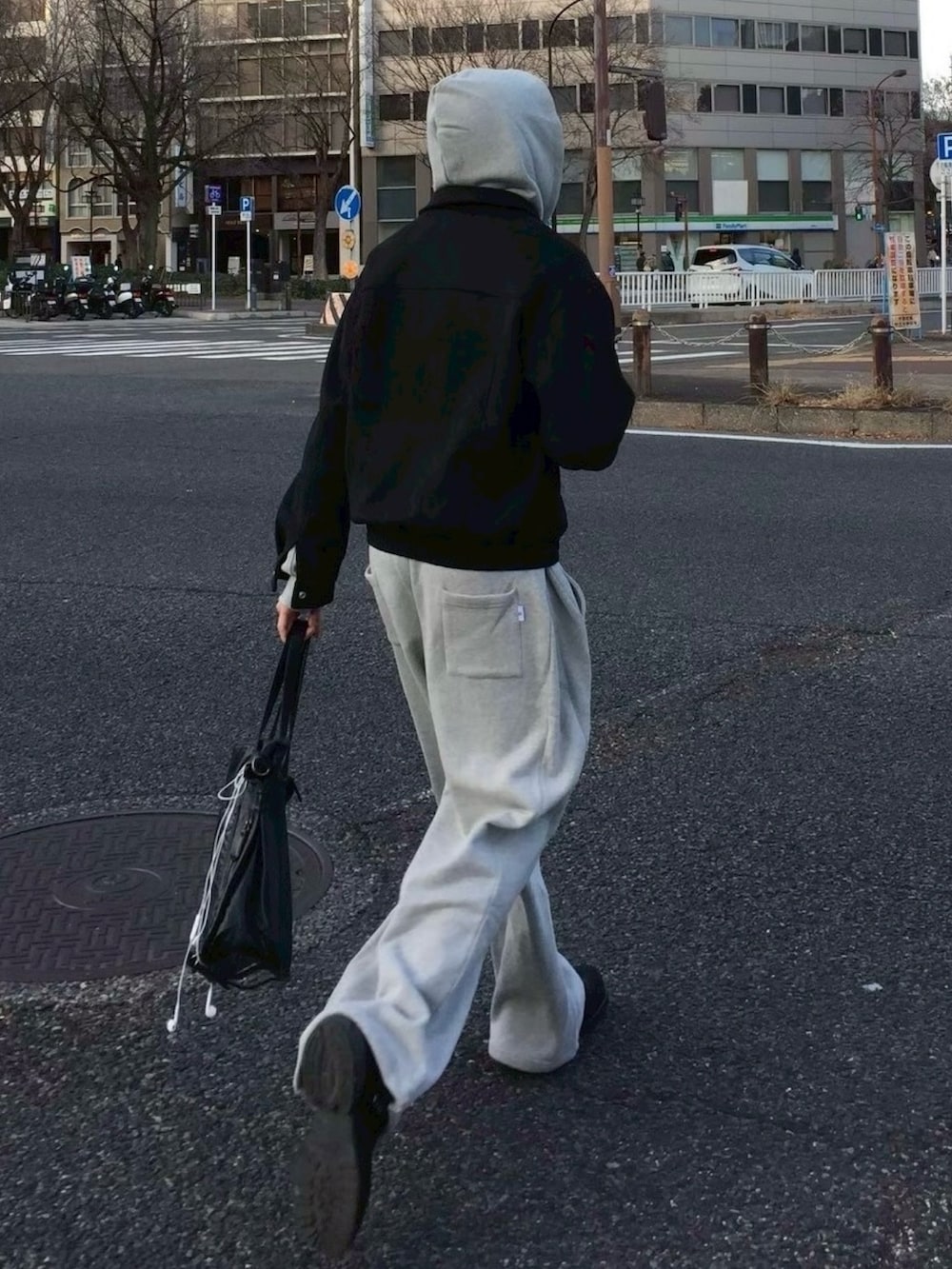グレー系のスウェットパンツ、ベージュ系のパーカーを着用したメンズの冬コーディネートの2枚目の写真