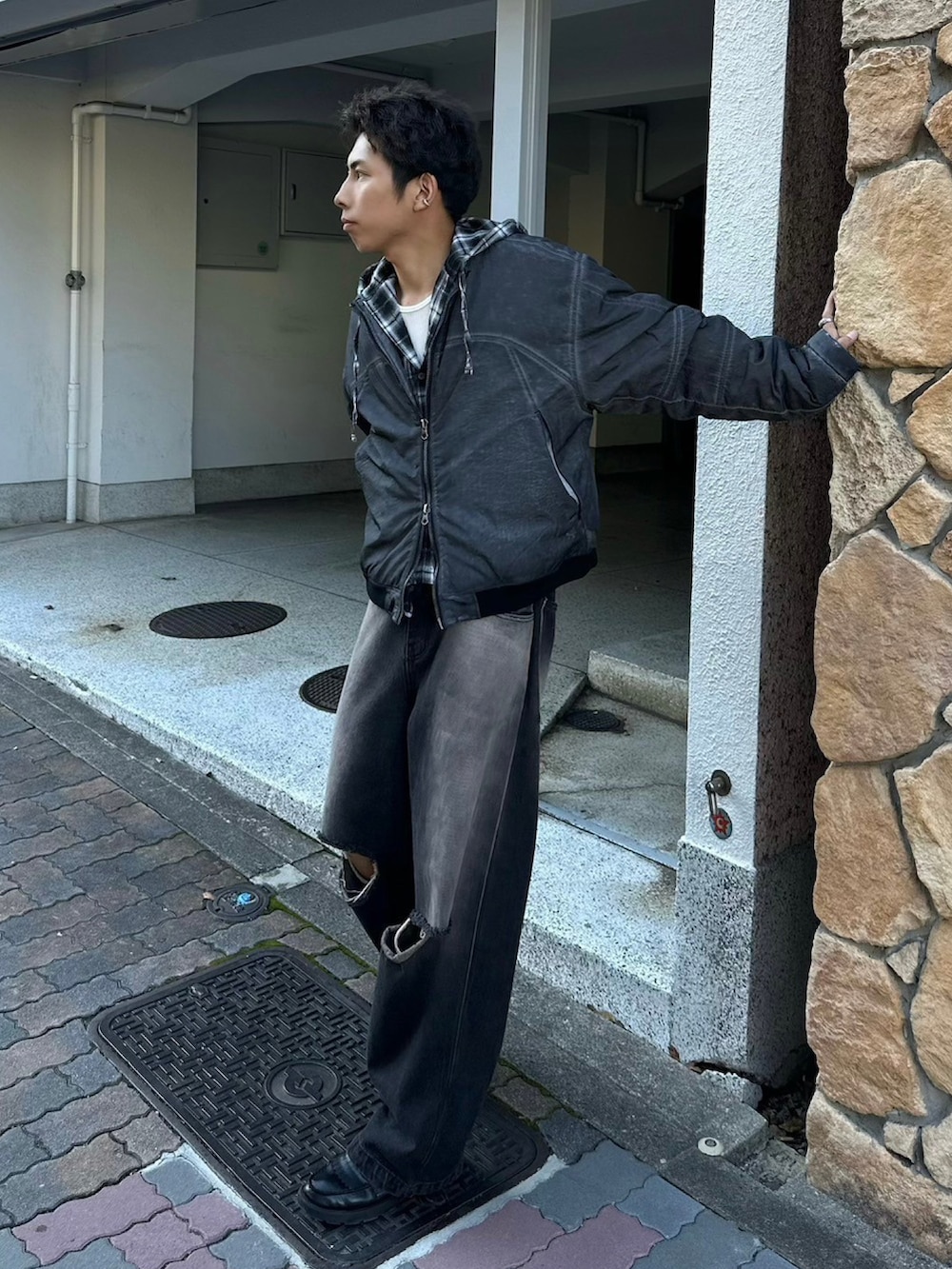 ブラック系のMA-1、ブラック系のシャツ/ブラウス、ブラック系のデニムパンツを着用したメンズの秋コーディネートの4枚目の写真