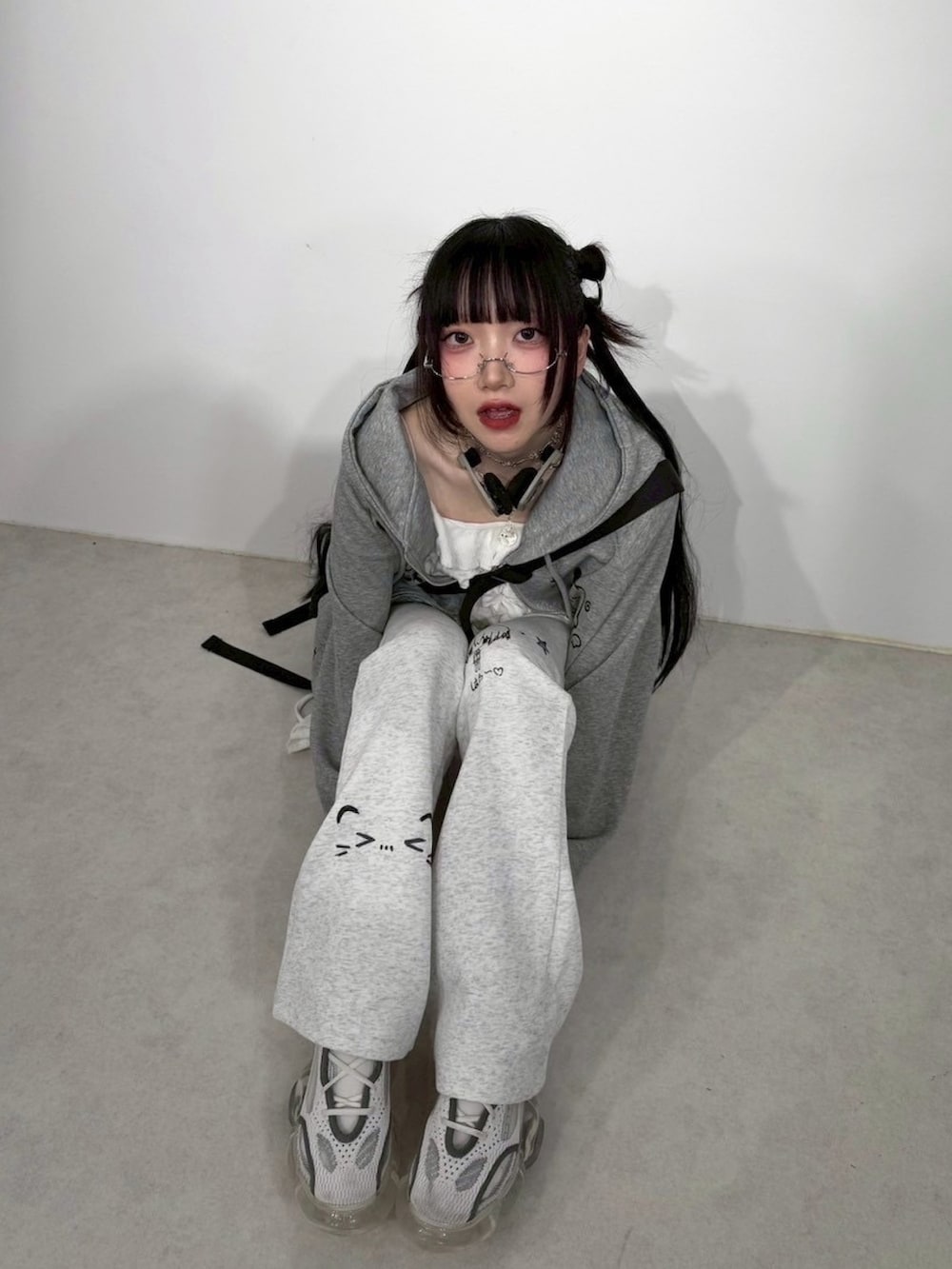 グレー系のパーカー、シルバー系のメガネを着用したレディースの秋コーディネートの4枚目の写真