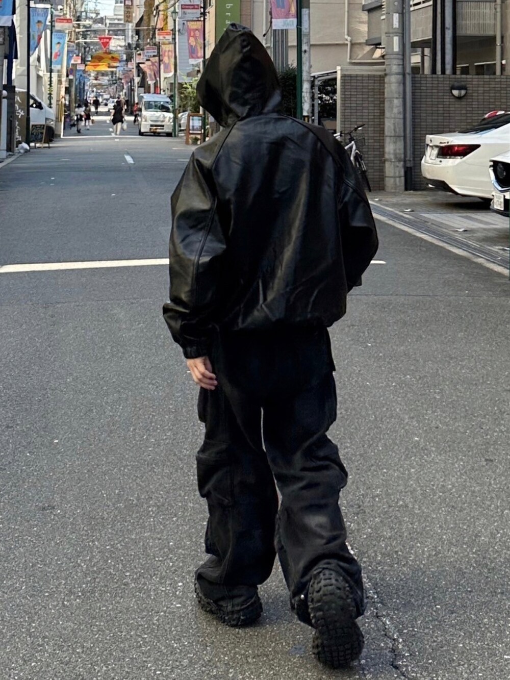 ブラック系のブルゾンを着用したメンズの秋コーディネートの2枚目の写真