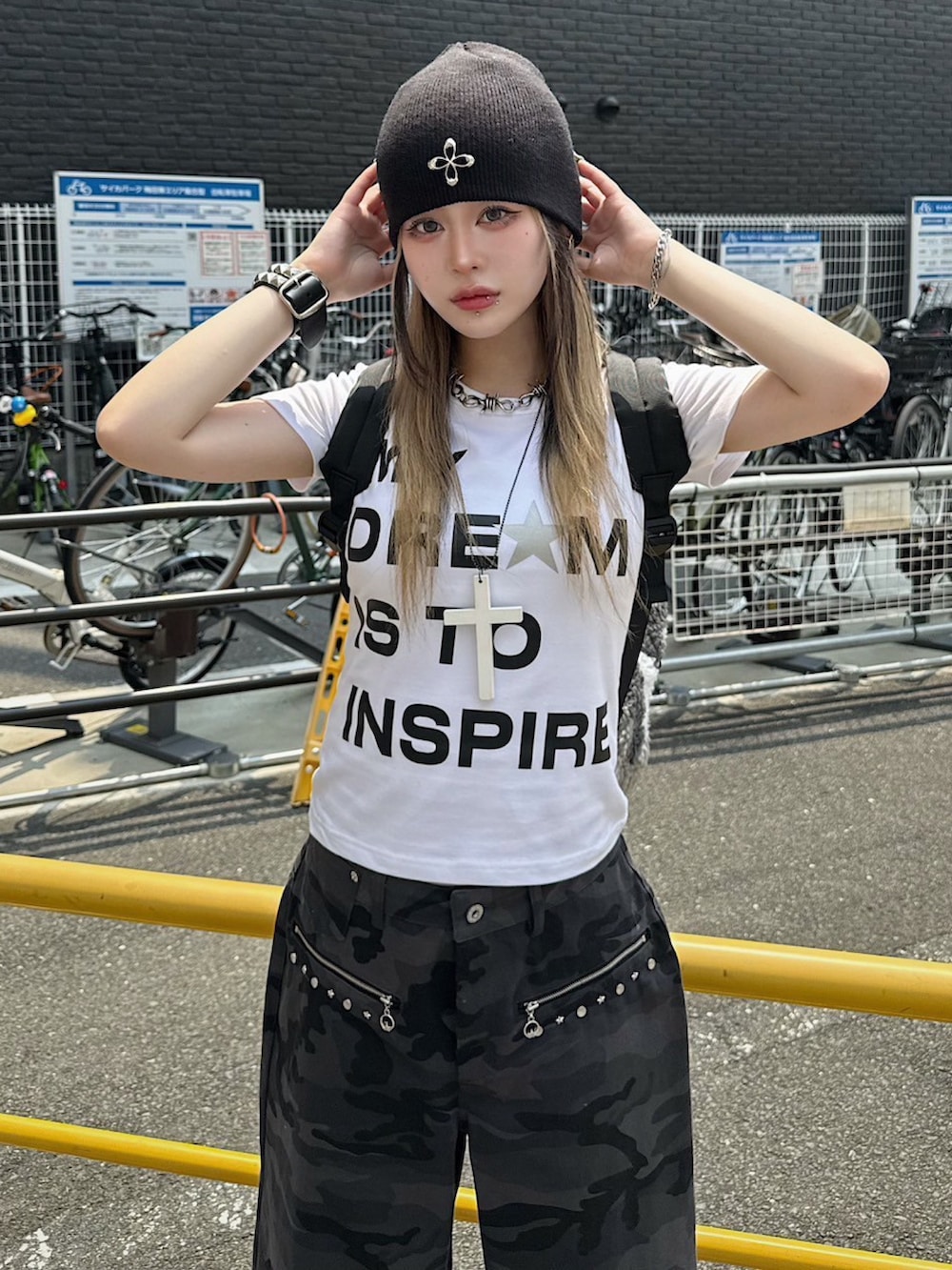 ホワイト系のTシャツ/カットソー、ブラック系のニットキャップ/ビーニー、ホワイト系のネックレスを着用したレディースの夏コーディネートの3枚目の写真