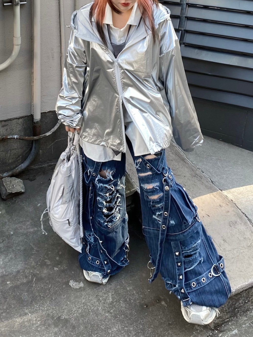「春服、メンズファッション、今日のコーデ、シルバー、デニム、ダメージデニムパンツ、ワイドデニム、オーバーサイズ、お出かけコーデ、ストリート、ストリートコーデ、スニーカー、スニーカー女子、韓国ブランド、韓国ファッション」｜「FANCY CLUBの韓国ブランド NASTY FANCY CLUB ナスティーファンシークラブ CANDOR NYLON ROPE GYM SACK ジムサック ナイロン ナップサック ミニバッグ リュック 韓国ファッション（バックパック/リュック、グレー系）」を使った、Never mind the XU / Chikashitsu+さん（レディース・157cm）の春コーディネートの2枚目の写真