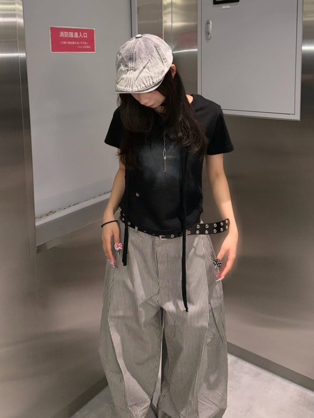 ブラック系のTシャツ/カットソー、グレー系のハンチング/ベレー帽を着用したレディースの夏コーディネートの4枚目の写真