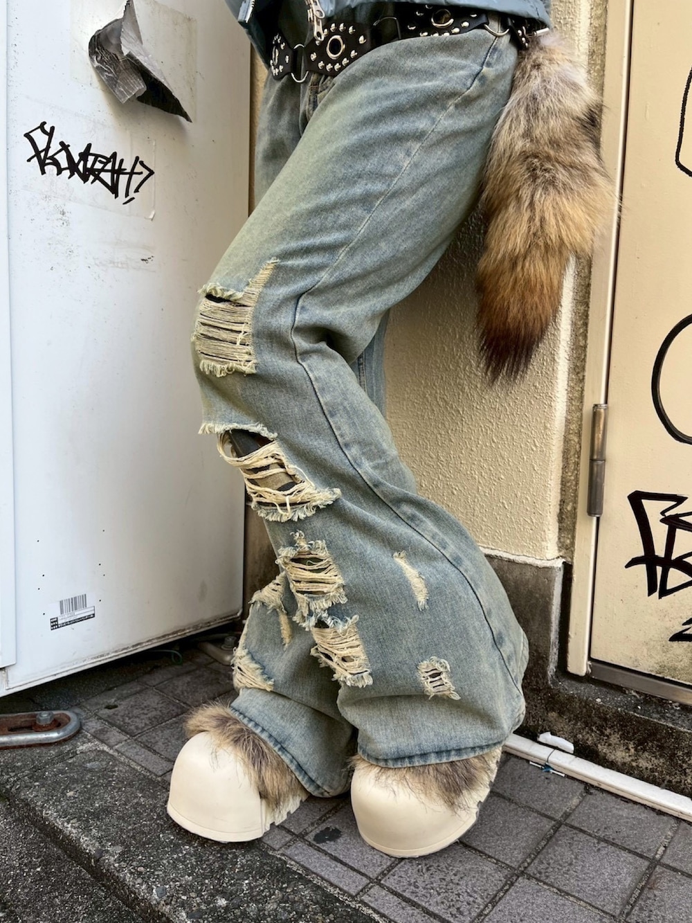 ブルー系のデニムパンツを着用したレディースの冬コーディネートの3枚目の写真