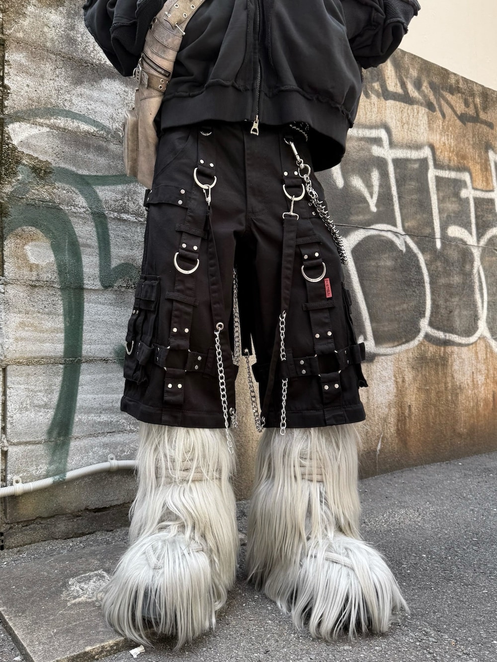 グレー系のデニムパンツ、ブラック系のパーカー、ブラック系のTシャツ/カットソーを着用したメンズの春コーディネートの5枚目の写真