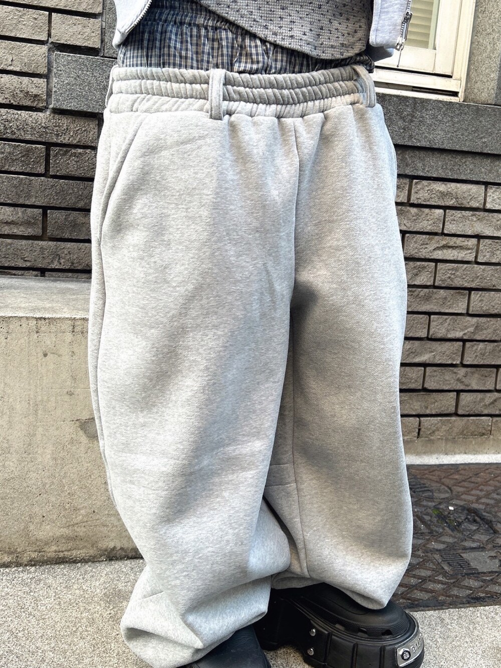 グレー系のスウェットパンツ、グレー系のパーカー、グレー系のヘアバンドを着用したレディースの春コーディネートの3枚目の写真