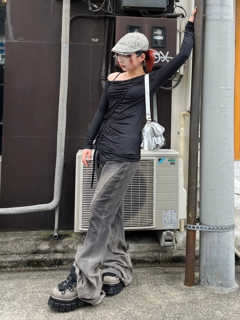 ブラック系のTシャツ/カットソー、シルバー系のショルダーバッグ、グレー系のハンチング/ベレー帽を着用したレディースの秋コーディネートの2枚目の写真