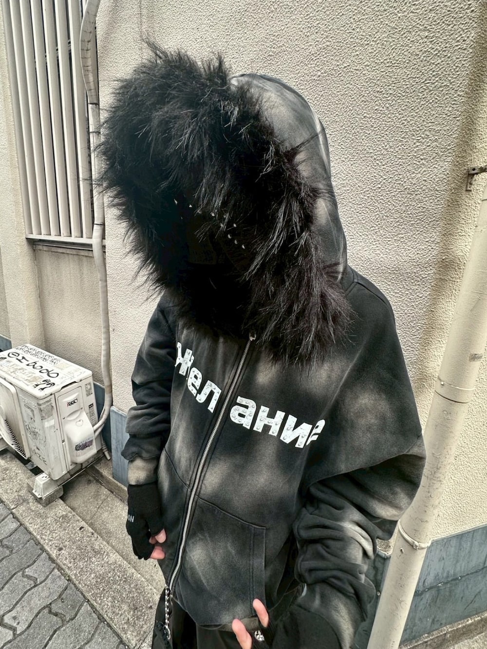 ブラック系のパーカー、ブラック系のデニムパンツ、ブラック系のキャップを着用したメンズの秋コーディネートの3枚目の写真