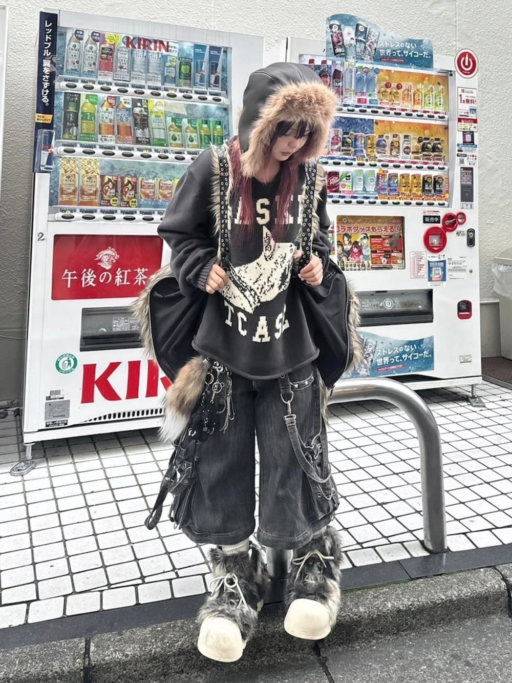 ブラック系のニット/セーター、ブラック系のブーツを着用したレディースの秋コーディネートの4枚目の写真