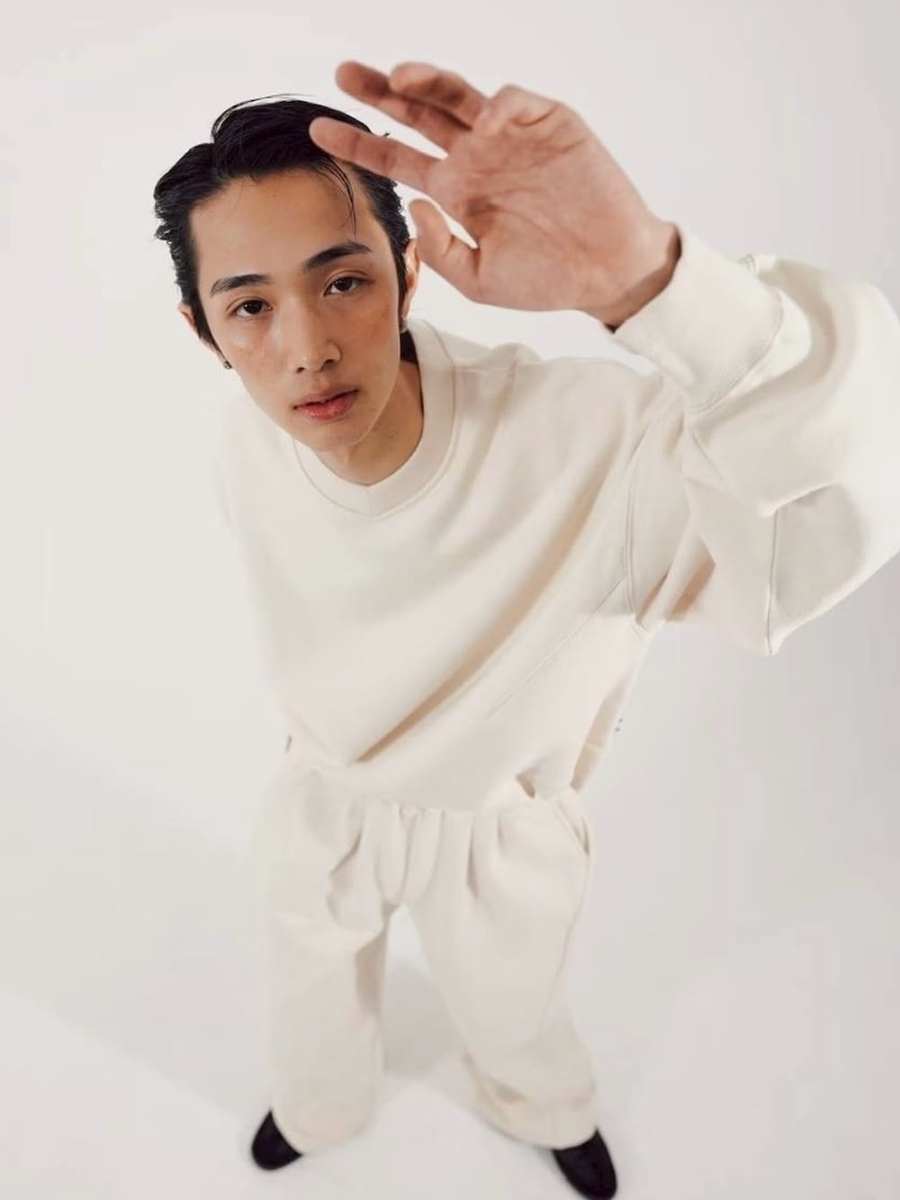 ベージュ系のスウェット、ベージュ系のスウェットパンツを着用したメンズの冬コーディネートの3枚目の写真