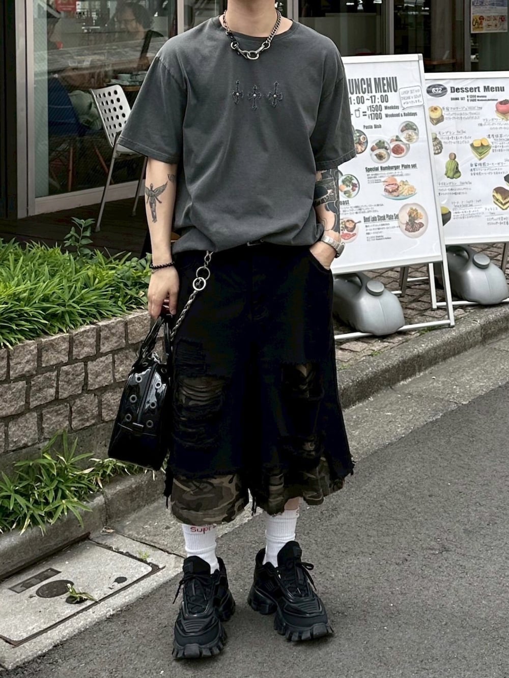 「韓国ファッション、ストリート、デニムパンツ、カモフラ、ハーフパンツ、パンツスタイル、ハンドバッグ、高身長コーデ、秋コーデ、ブラックコーデ、お出かけコーデ、休日スタイル、カジュアルコーデ、大人カジュアル、今日のコーデ」｜「Chikashitsu +の【Chikashitsu +】pigment cross point t-shirt / 【チカシツプラス】ピグメントクロスポイント半袖Tシャツ（Tシャツ/カットソー、グレー系）」を使った、Never mind the XU / Chikashitsu+さん（メンズ・170cm）の秋コーディネートの2枚目の写真
