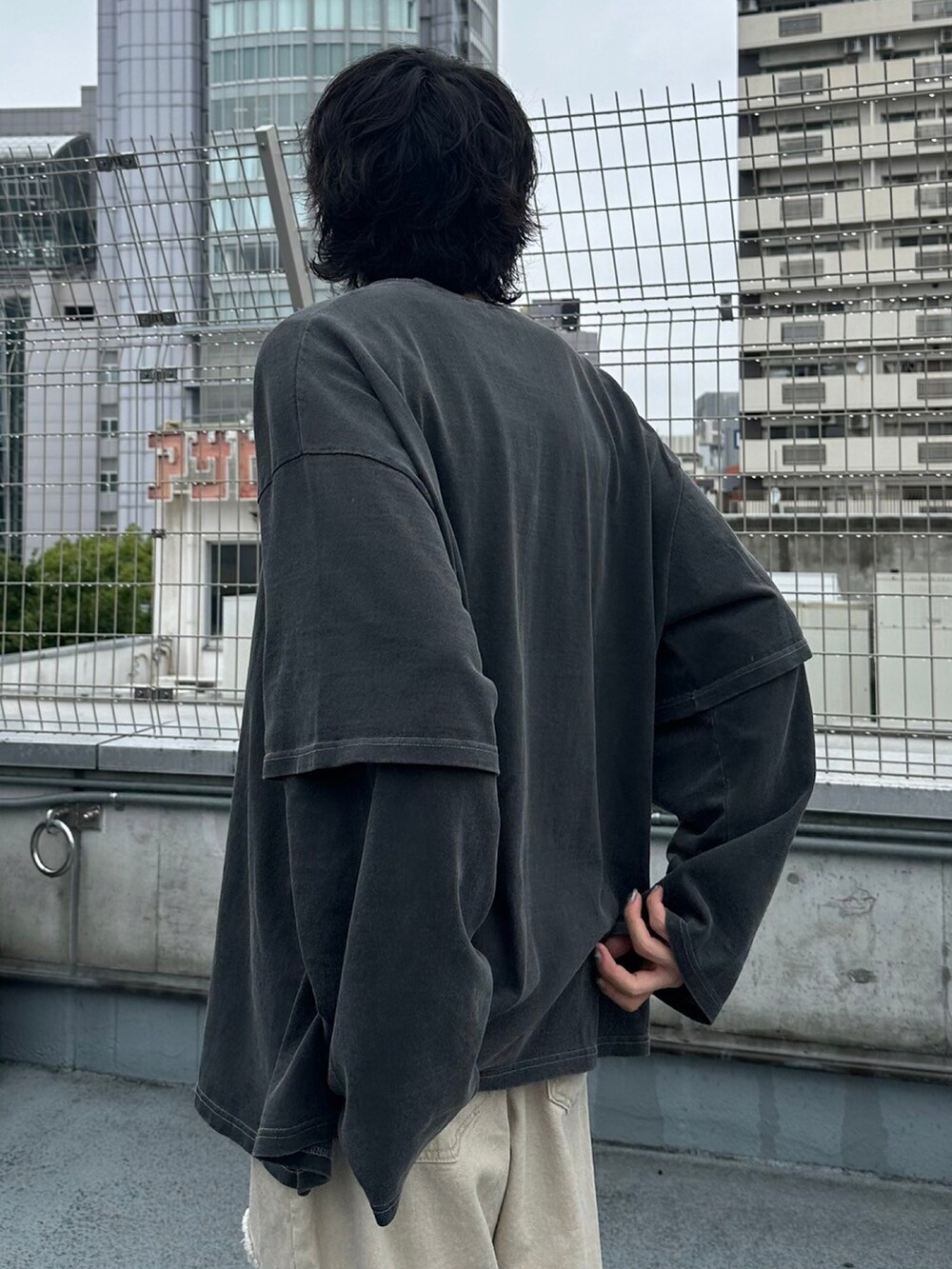 グレー系のTシャツ/カットソー、ベージュ系のデニムパンツを着用したメンズの夏コーディネートの5枚目の写真
