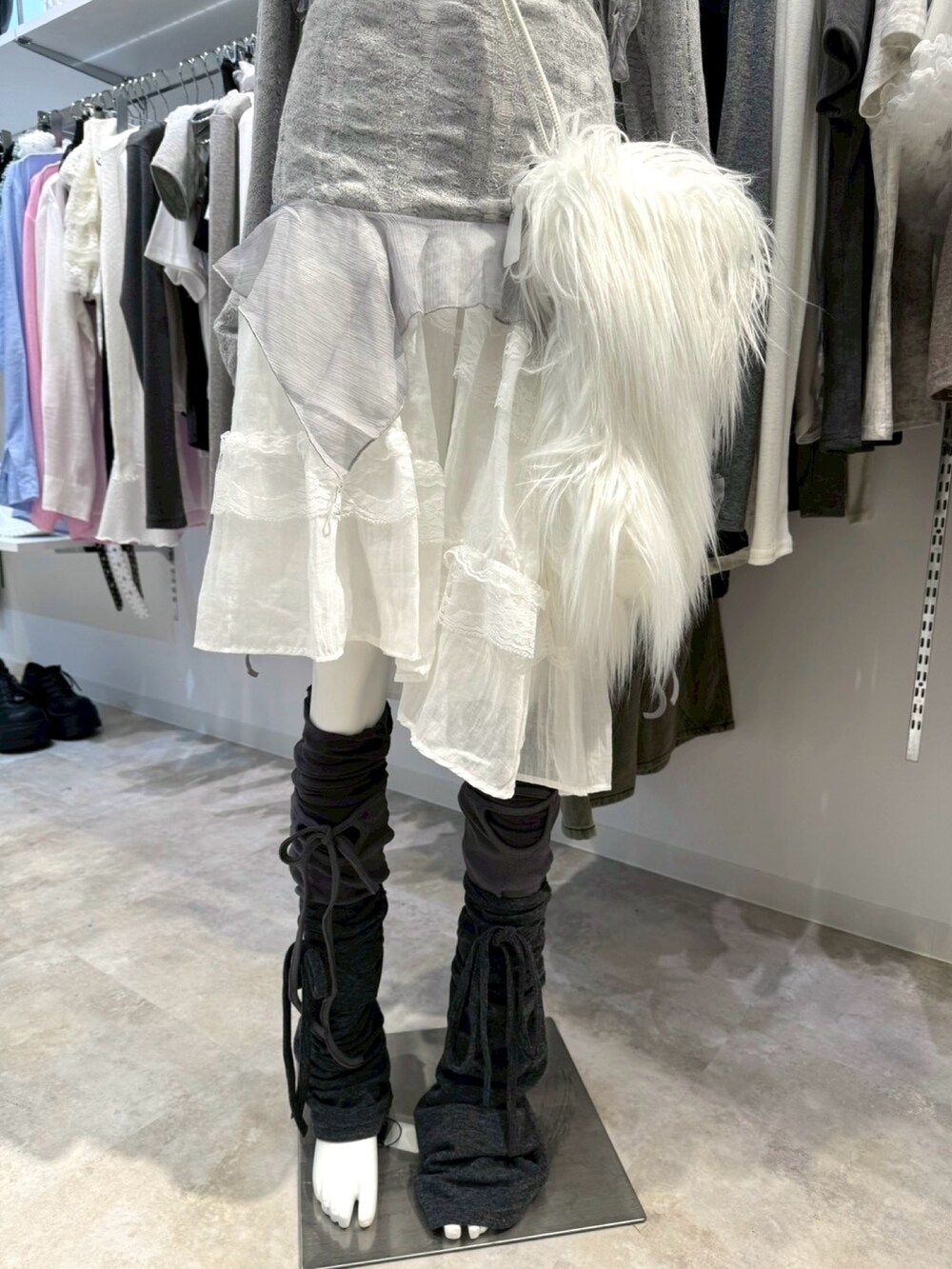 ホワイト系のショルダーバッグを着用したレディースの秋コーディネートの5枚目の写真