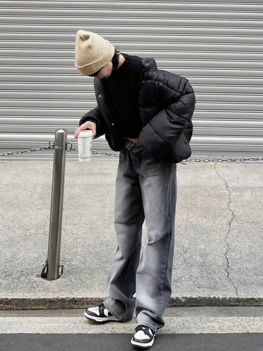 ブラック系のデニムパンツを着用したレディースの冬コーディネートの3枚目の写真