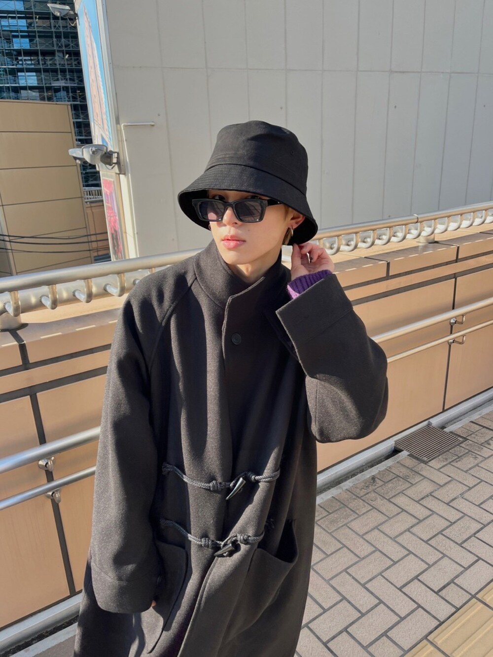 ブラック系のサングラス、シルバー系のネックレスを着用したメンズの冬コーディネートの2枚目の写真