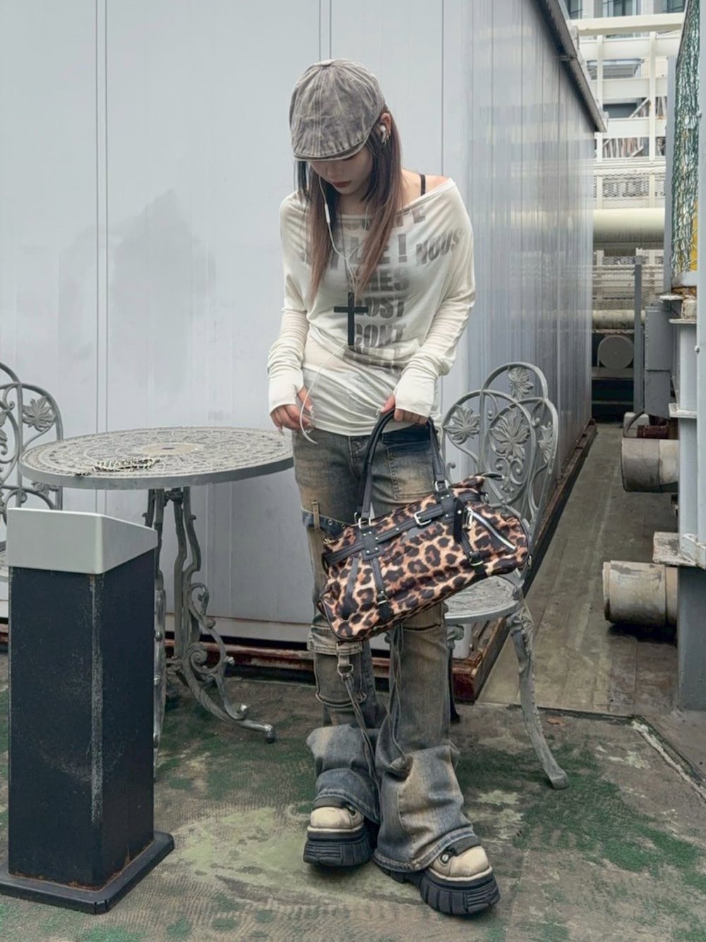 ブラウン系のショルダーバッグ、ホワイト系のTシャツ/カットソー、ブラウン系のハンチング/ベレー帽を着用したレディースの春コーディネートの2枚目の写真